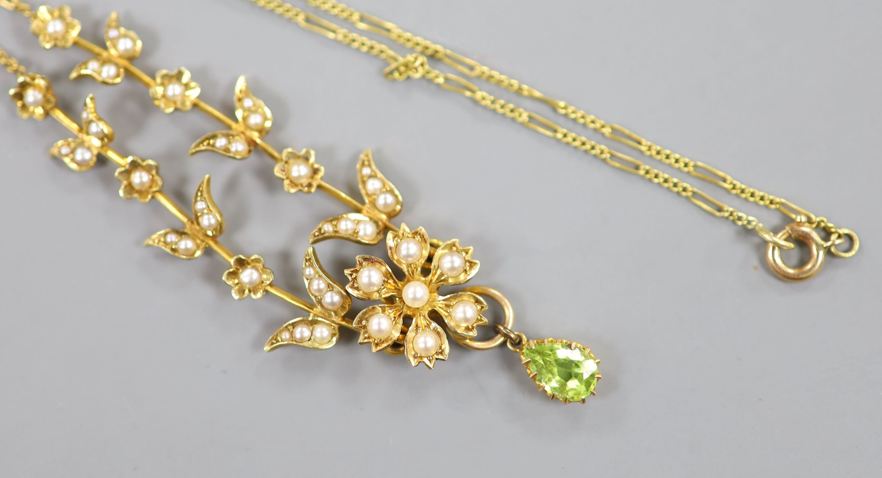 An Edwardian 15ct, seed pearl and pear cut peridot drop set necklace, 40cm